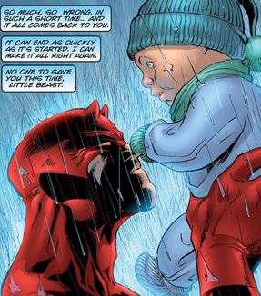 Page issue du comics Daredevil sous l'aile du diable dans laquelle Daredevil tient un bébé dans les bras